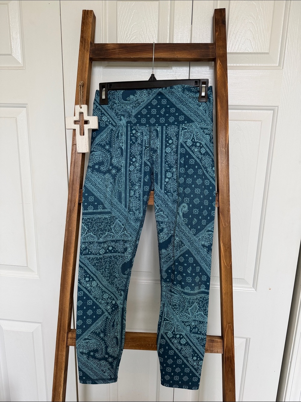Fabletics blue & white bandana print high waist 7/8 Leggings. Powerhold. pocket
